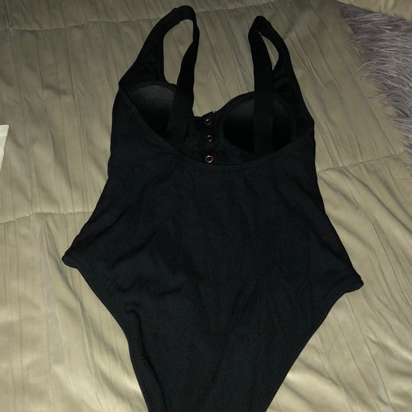 One piece - Picture 4 of 4